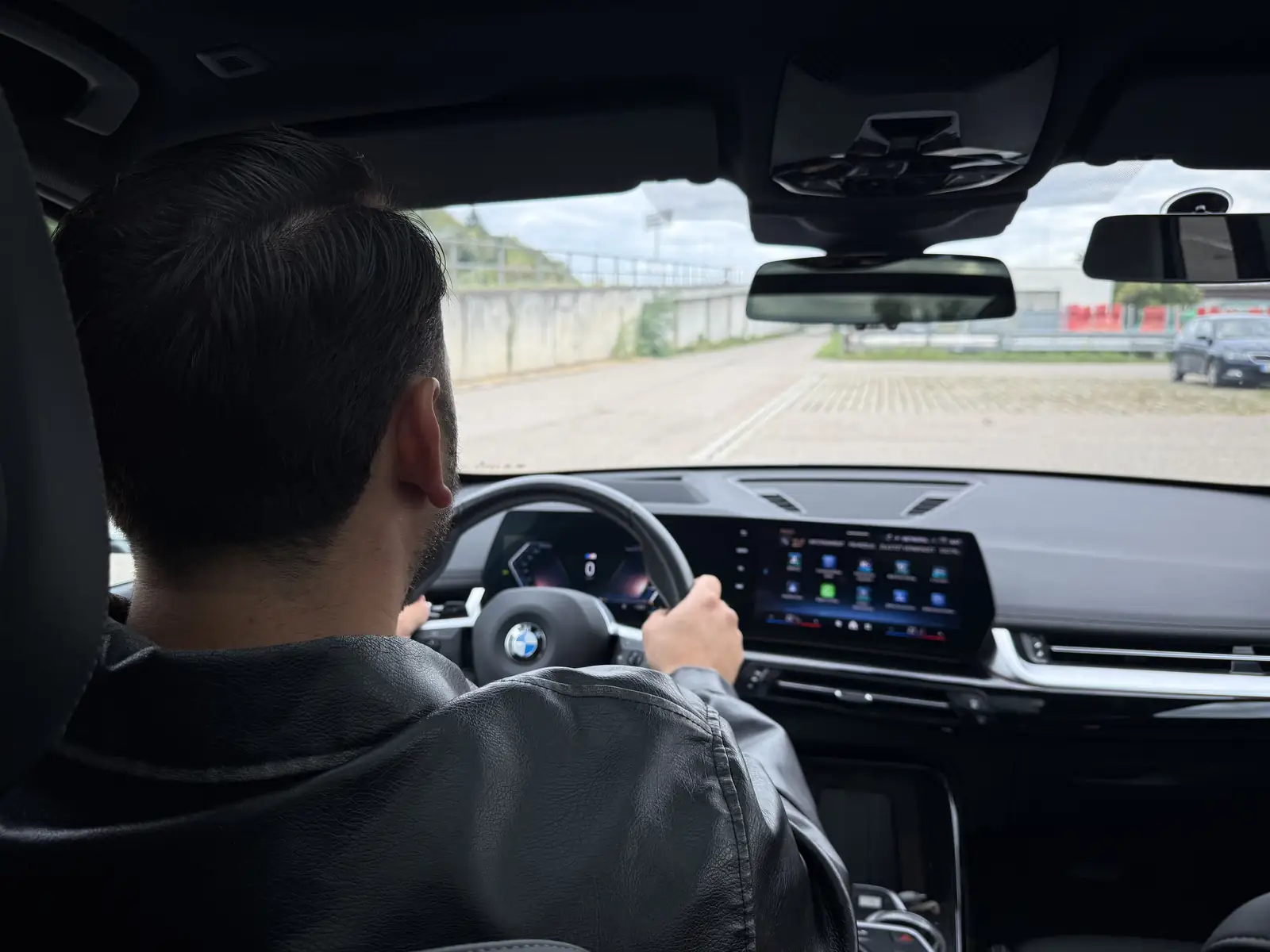Blick von der Rückbank: Mümin Sener am Steuer des Fahrschulautos