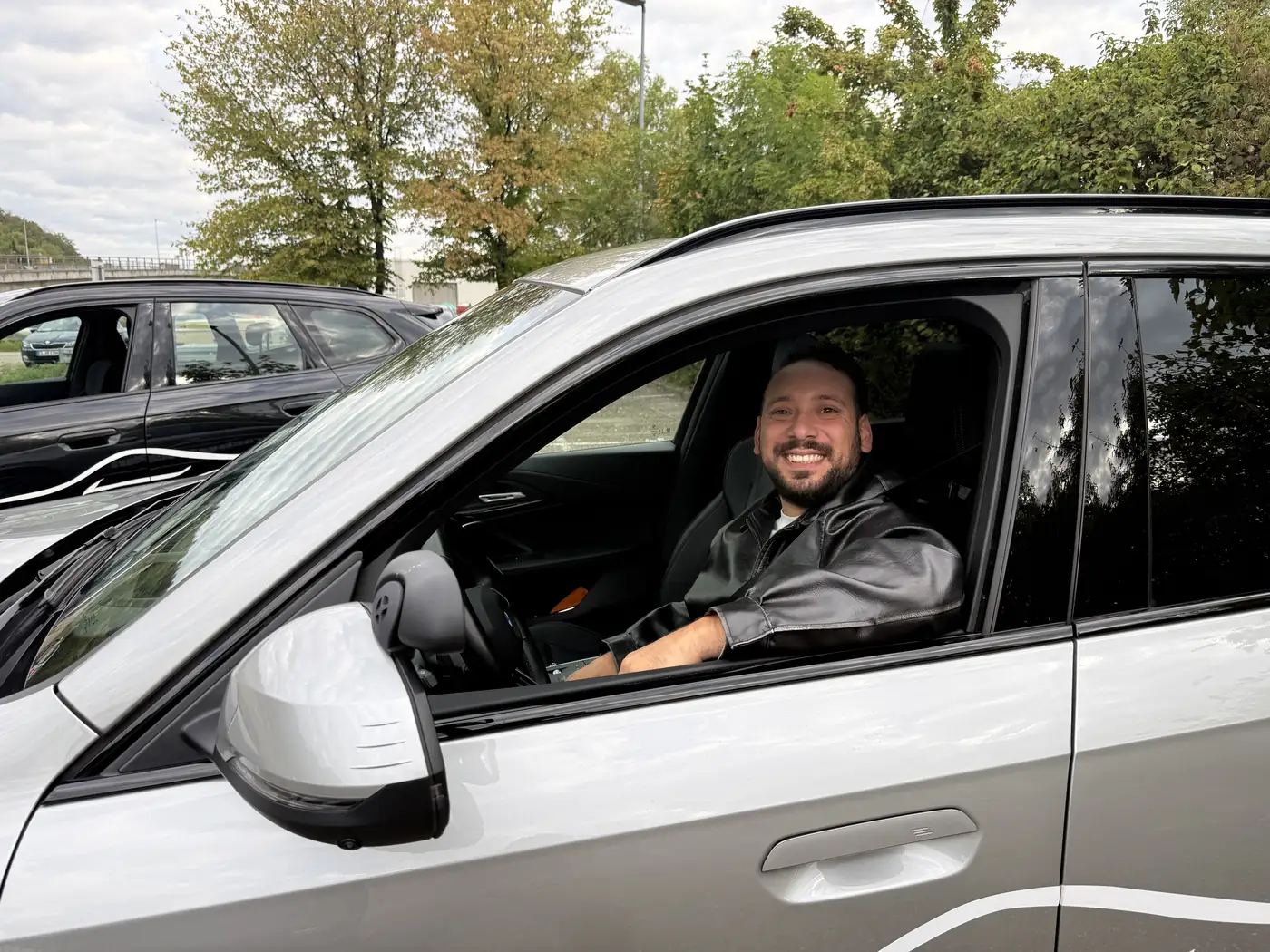 Mümin Sener, im Fahrschulauto